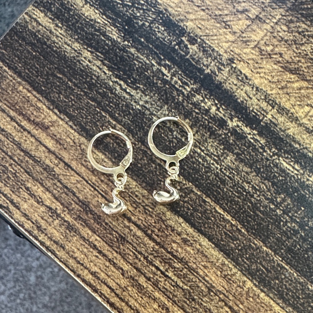 Francesca’s Elegant Gold Dangle Earrings